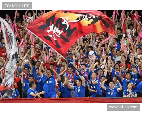 90 度弯腰点燃战魂！淮安球迷泪喊：我们永远在一起(1)